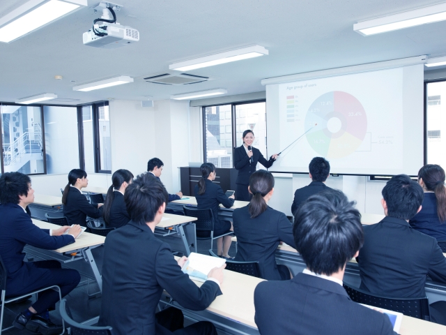 新卒入社式・会社研修・慰労会の司会MC依頼・出張派遣のイメージ画像