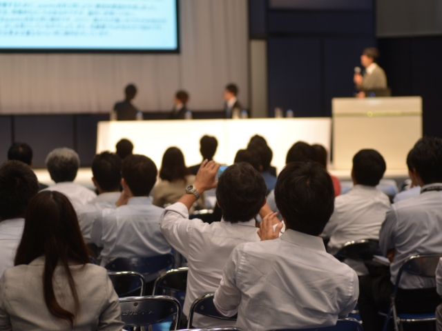 シンポジウム・フォーラムのMC司会依頼・出張派遣のイメージ画像