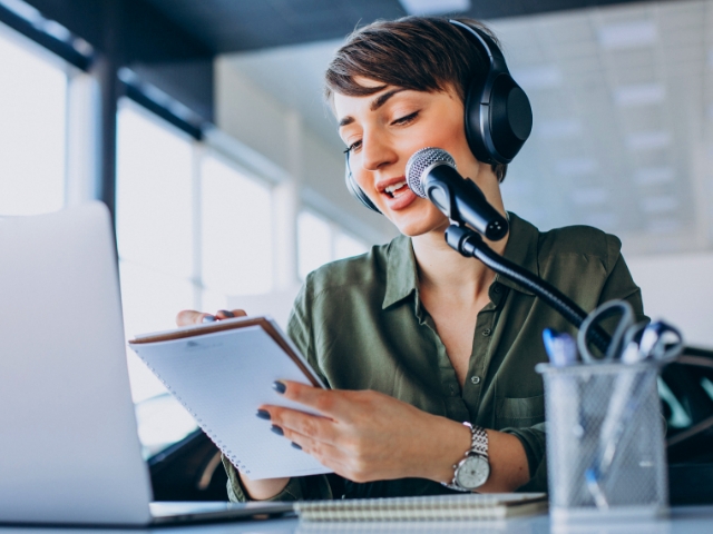 英語への翻訳・ネイティブチェックから宅録ナレーション収録の実績のイメージ画像